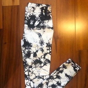 Lululemon black and white tie dye leggings